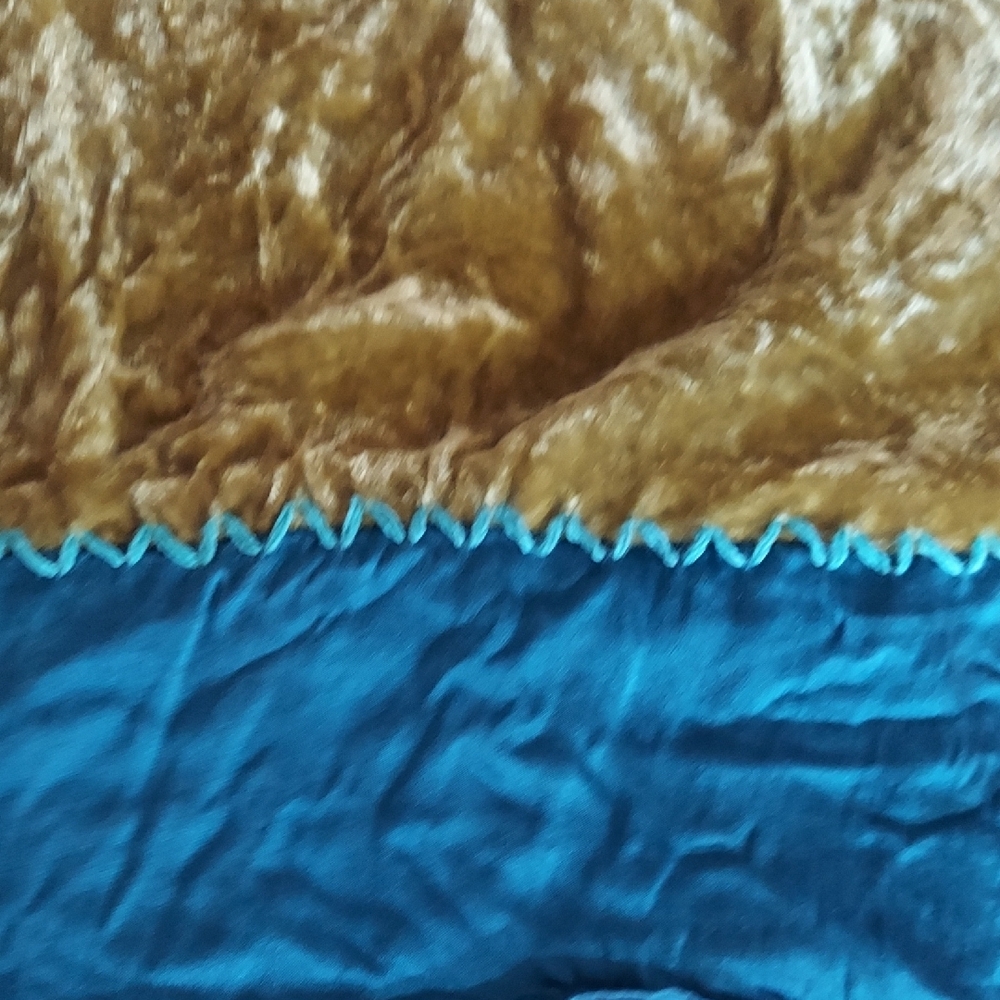 Embroidered Velvet Tank Top - Picture 9 of 10